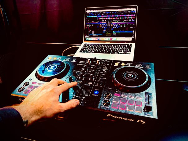 Dj och underhållning för bröllop julbord och privatfester i och runt Göteborg