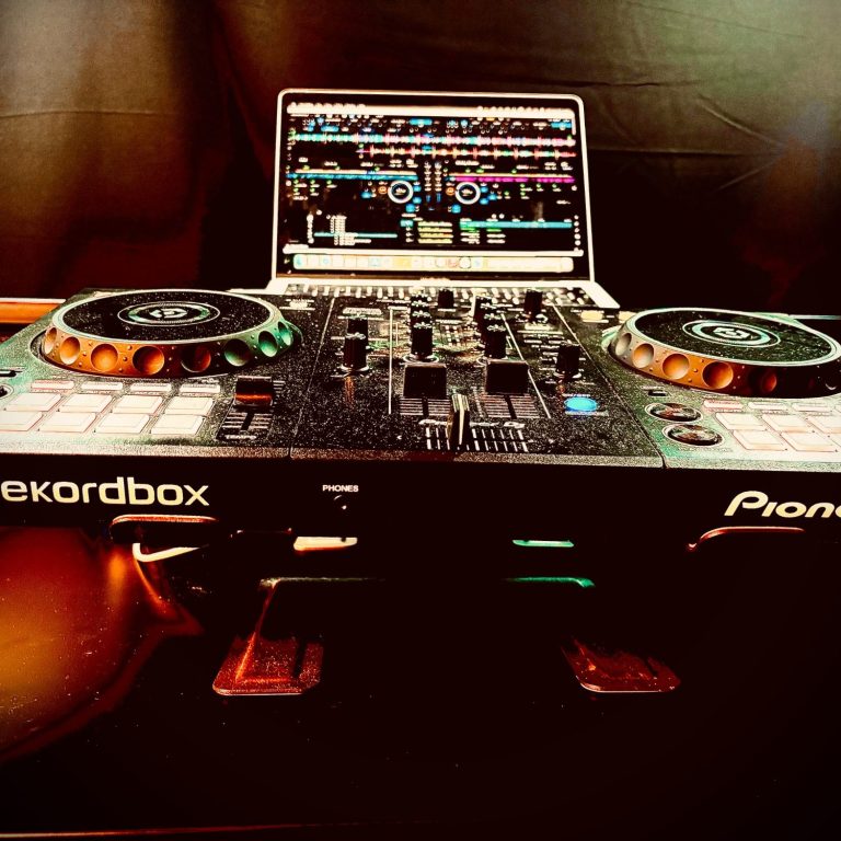 Dj 6 Livemusik med eget ljud & Ljus i Göteborg till ditt Bröllop julbord eller fest. Boka nu!